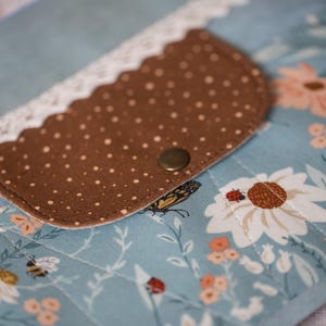 Bolsa para proyectos de bordado de flores silvestres, organizador de costura de mariposa turquesa, regalo para bordadoras, carpeta de punto de cruz floral con correa de cuero. imagen 5