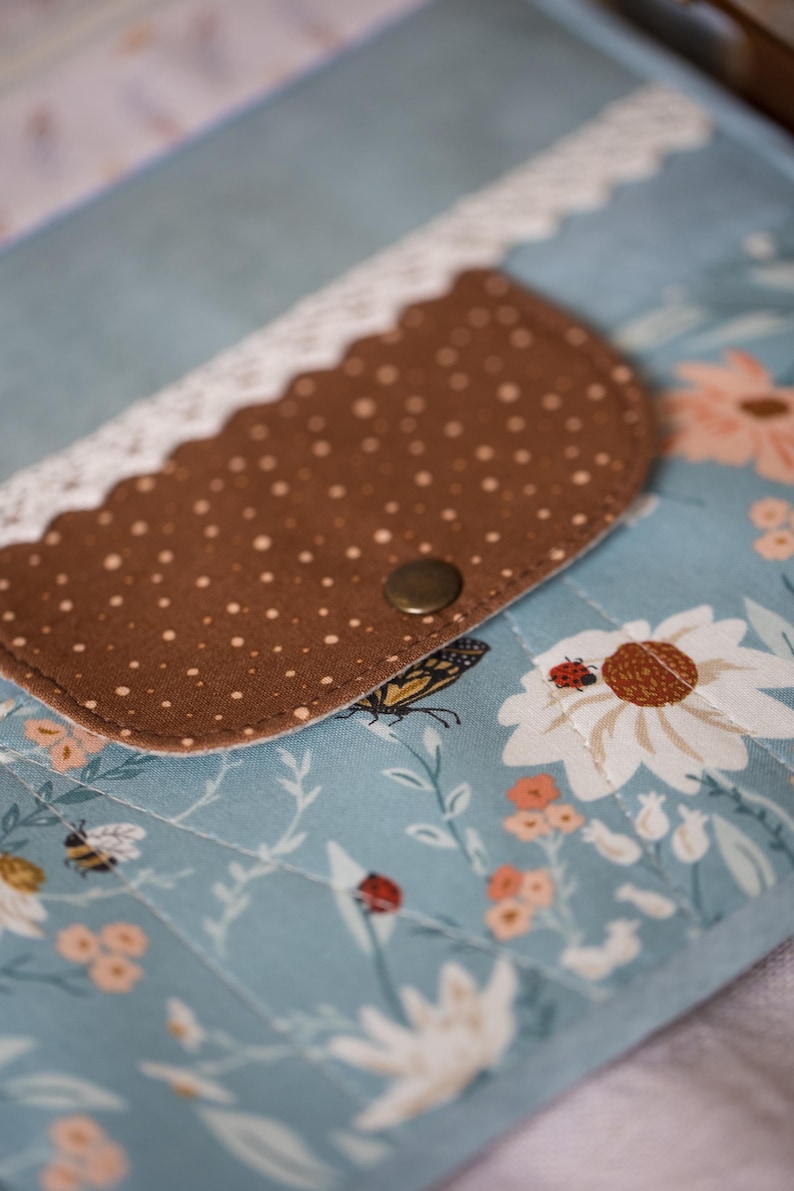 Bolsa para proyectos de bordado de flores silvestres, organizador de costura de mariposa turquesa, regalo para bordadoras, carpeta de punto de cruz floral con correa de cuero. imagen 5