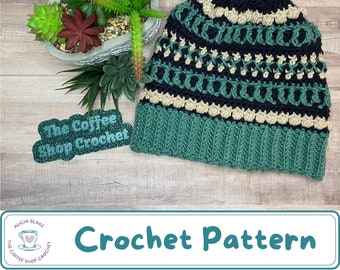 Puede incluir: Patrón de crochet para un gorro verde, negro y beige con un patrón de punto texturizado. El patrón se llama "The Coffee Shop Crochet".