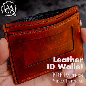 Puede incluir: Una cartera de identificación de cuero marrón con ribete y costuras de cuero negro. La cartera tiene una ranura para tarjeta única y un bolsillo más grande para efectivo u otros artículos. El texto "Leather ID Wallet" y "PDF Pattern Video Tutorial" está impreso en la cartera.