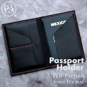Puede incluir: Portapasaporte de cuero negro con costuras rojas y un bolsillo para un pasaporte. El portapasaporte está abierto y el pasaporte es visible con la palabra "MEXICO" impresa en la portada. El texto "Passport Holder" está impreso en blanco sobre fondo negro debajo del portapasaporte. El texto "PDF PATTERN VIDEO TUTORIAL" está impreso en blanco sobre fondo negro debajo del texto "Passport Holder".