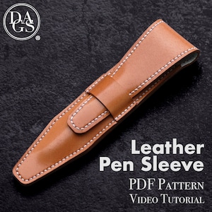 Puede incluir: Una funda para bolígrafos de cuero marrón con costuras blancas. La funda tiene una solapa que se cierra con un broche a presión. El texto "Leather Pen Sleeve" y "PDF Pattern VIDEO TUTORIAL" está impreso en blanco sobre un fondo negro.