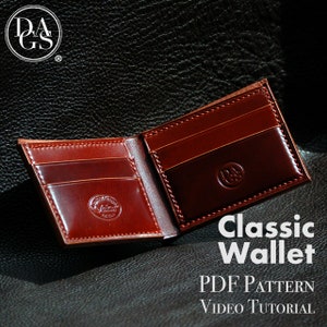 Könnte beinhalten: Eine braune Ledergeldbörse mit einem genähten Rand und einem Logo auf der Vorderseite. Die Geldbörse ist geöffnet, um das Innere zu zeigen, das mehrere Kartenfächer hat. Der Text "Classic Wallet PDF Pattern VIDEO TUTORIAL" wird unter der Geldbörse angezeigt.