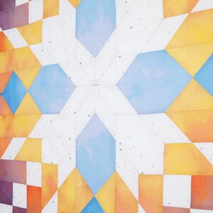Op de afbeelding: Abstract geometrisch patroon met een witte achtergrond en een verscheidenheid aan kleuren, waaronder blauw, oranje, geel en paars. Het patroon is gemaakt van vierkanten en driehoeken.