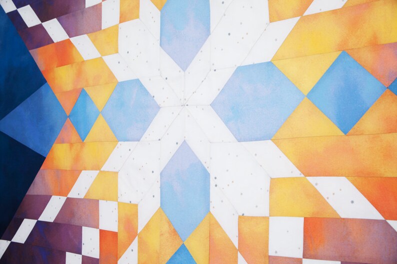 Op de afbeelding: Abstract geometrisch patroon met een witte achtergrond en een verscheidenheid aan kleuren, waaronder blauw, oranje, geel en paars. Het patroon is gemaakt van vierkanten en driehoeken.