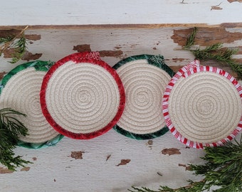 Fabric Scrap Coasters - {Deck the Halls} - Sous-verres en corde enroulée, ensemble de quatre sous-verres, sous-verres en tissu, sous-verres de Noël, table de vacances