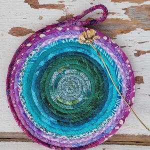 Trivet de chatarra de tela - {Raindrops on Roses} - Trivet colorido, Trivet de cuerda, Decoración de cocina, Decoración de mesa, Regalo de inauguración de la casa, Regalo de boda
