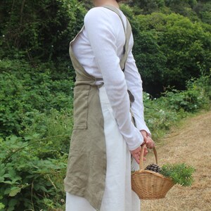 Delantal vestido hecho a mano delantal de lino regalo para amigo delantal verde Cottagecore delantal de granja para las mujeres delantal de jardinería delantal minimalista simple