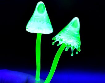 Handgefertigte Uranglas-Pilze – leuchtende Vaseline-Glasfiguren unter UV-Licht – leuchtendes Halloween-Dekor
