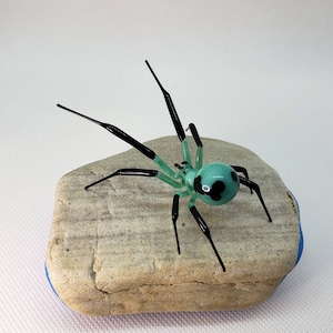 Estatueta de aranha, estatueta de aranha de vidro artístico, estatueta de aranha de vidro soprado, aranha de vidro soprado à mão, aranha de lampwork, inseto de vidro, miniaturas