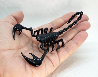 Scorpion soufflé à la main, figurine de scorpion en verre noir, miniature en verre de scorpion, scorpion d'empereur noir, sculpture en verre, cadeau d'anniversaire