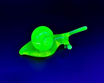 Uranium Glass Snail with Metallic Inlays – Handmade Glowing Vaseline Glass Figurine – Luminous Collectible Art Decor - Glowing Halloween