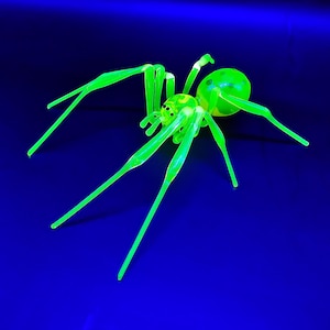 Spindelfigur i uranglas – Handgjord glödande vaselinskulptur i glas, Scytodes thoracica, UV-reaktiv samlardekor, konstglas