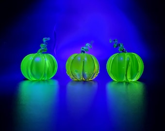 ウランガラスの花瓶 ヴィンテージウランガラス花瓶、光る、現状有姿 - Etsy 日本