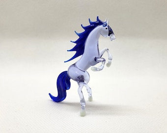 Cheval bleu en verre sur ses pattes arrière, cheval miniature, figurine de cheval sculpture, cheval en verre soufflé, sculpture en verre, verre de Murano, cadeau unique