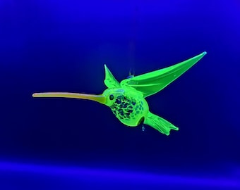 Hängender Uranglas Kolibri - Handgefertigte leuchtende Vaseline Glas Vogel Figur unter UV Licht, Sammler Licht Kunst Dekor, Kunstglas