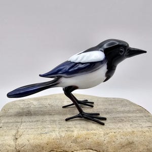 Tiny Glass Magpie Figurine, Handmade Bird Sculpture, Small Black and White Glass Bird, Magpie Ornament, Gift for Bird Lovers, Blown glass