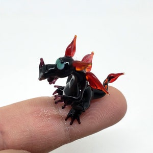Art kleiner Drache, mundgeblasenes Glas Drache, Glasminiatur, mundgeblasenes Glas, Lampwork Drache, schwarze Drache, Figur mundgeblasenes Glas, Kunst Glas