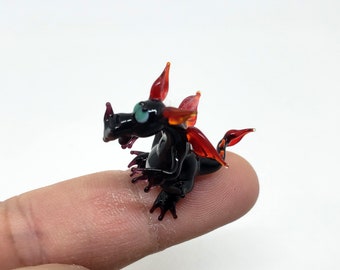 Pequeño dragón amable, Dragón de vidrio soplado, Miniatura de vidrio, Dragón soplado a mano, Dragón de lámpara, Dragón negro, Figura de vidrio soplado, Vidrio de arte