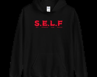 以下が含まれることがあります： 黒いフード付きスウェットシャツに赤い「S.E.L.F.」のグラフィックがプリントされています。文字は「Self Expression Living Fearless」を表しています。