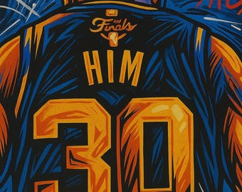 以下が含まれることがあります： オレンジとゴールドの数字30とゴールドの「HIM」の文字が入ったバスケットボールジャージのイラスト。ジャージは黒で、青とオレンジのアクセントがあり、背景は青で落書きが描かれています。