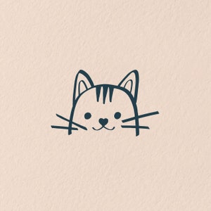 K&ouml;nnte beinhalten: Eine einfache Linienzeichnung eines Katzenkopfes mit Schnurrhaaren. Die Katze hat schwarze Augen und eine herzf&ouml;rmige Nase.