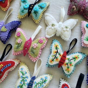 Adorno de mariposa de lana hecho a mano - Hermosos diseños de colores personalizados - Decoración para árbol de Navidad, primavera, Pascua, encantador insecto volador