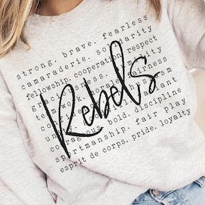 Maglietta Rebels Spirit alla moda con stampa a sublimazione, tipografia Rebels in formato SVG, PNG, dxf, eps, file di taglio per lo sport scolastico Rebels, parole Rebels per Cricut