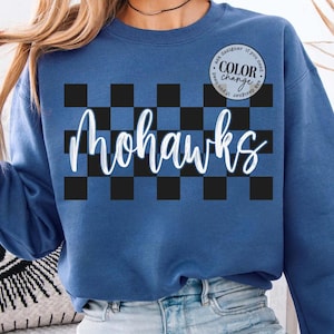 Mohawks PNG SVG, geruite mascotte shirtontwerp in cursief schrift, schoolgeest cadeau voor wedstrijddag, retro teamtrots sublimatie digitale download