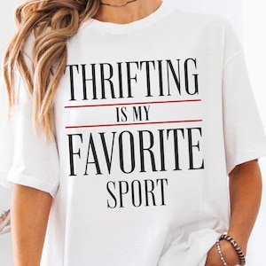 Tweedehands winkelen is mijn favoriete sport (PNG/SVG), retro Y2K varsity shirt ontwerp, vintage cadeau voor tweedehands liefhebbers, sublimatie digitale download