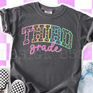 小学3年生向けPNG画像、女の子向けのプレッピーな新学期シャツ、入学初日の服装、キラキラ輝くネオンカラー、おしゃれな小学3年生の先生へのギフト