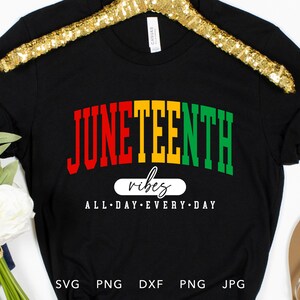 Puede incluir: Camiseta negra con el texto "Juneteenth vibes all-day-every-day" en letras rojas, amarillas y verdes. El texto está en un estilo de fuente universitario.