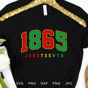 Puede incluir: Camiseta negra con el texto "1865 Juneteenth" en letras rojas, verdes y amarillas.