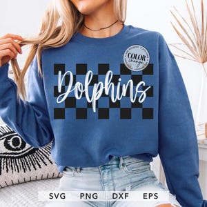 Diseño gráfico retro para camisetas deportivas: Dolphins Trendy Spirit SVG PNG, mascota de fútbol a cuadros, mascota de fútbol americano.