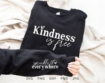 Può includere: Felpa nera con la scritta "Kindness is free" e un piccolo cuore sul davanti. La manica ha la scritta "sprinkle it everywhere" con un piccolo cuore.