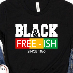 Puede incluir: Camiseta negra con la inscripción "Black and Free-ish" en blanco, rayas rojas, amarillas y verdes y el texto "Since 1865".