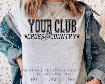 Puede incluir: Una sudadera gris con texto negro que dice "YOUR CLUB CROSS COUNTRY" con un gráfico de una zapatilla para correr. El texto está en una fuente de estilo universitario.