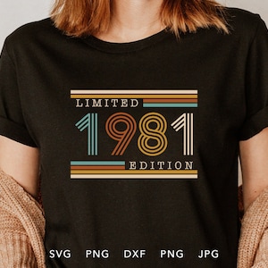 Pode incluir: Camiseta preta com um design de estilo vintage que apresenta o texto "LIMITED EDITION 1981" em listras coloridas.