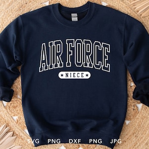 Op de afbeelding: Donkerblauwe sweatshirt met witte tekst die "Air Force Niece" zegt in een college-stijl lettertype.