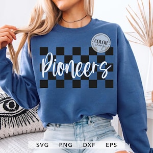 Può includere: Una felpa blu con la scritta "Pioneers" in corsivo bianco sul davanti. La parola è posta su un motivo a scacchi bianco e nero. Una grafica circolare in alto a destra dice "color change".