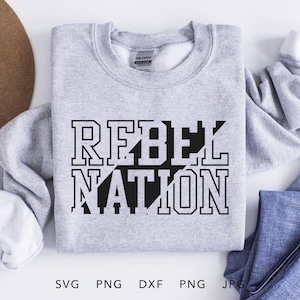 Puede incluir: Sudadera gris con el texto "Rebel Nation" impreso en letras negras. El texto está dividido en dos con una línea diagonal.