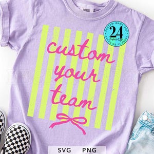 Pode incluir: Uma t-shirt roxa clara com um gráfico de riscas verticais verde-lima e o texto rosa em cursivo custom your team acima de um laço rosa. Um emblema circular azul-petróleo no canto superior direito exibe o texto 24 hours custom game day.
