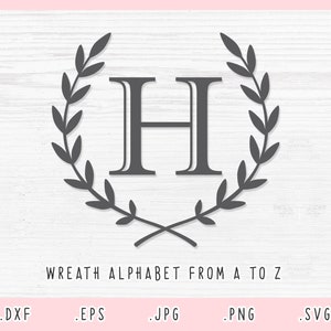 Può includere: Una lettera "H" grigia all'interno di un design a corona d'alloro. Il testo "WREATH ALPHABET FROM A TO Z" è sotto la corona. I tipi di file .DXF, .EPS, .JPG, .PNG e .SVG sono elencati sotto.