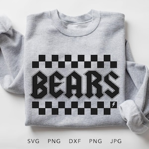 Può includere: Felpa grigia con un motivo a scacchi neri e la parola "BEARS" in grassetto, in nero. La parola "BEARS" è stilizzata con un carattere frastagliato, rock and roll.