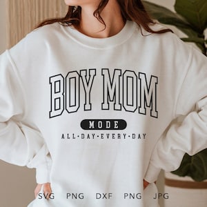 Modo Boy Mom SVG, DXF, PNG, Jpg, Eps, Arched Varsity Letters Boy Mama Cricut, Sublimación de camisa de madre de niños de moda, Regalo del Día de la Madre