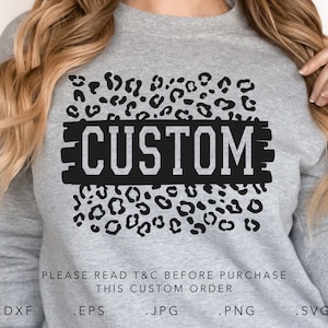 Op de afbeelding: Een grijs sweatshirt met een zwart luipaardprintontwerp en het woord "CUSTOM" in zwarte tekst met een witte omtrek. De tekst staat op een zwarte penseelstreepachtergrond. De tekst "PLEASE READ T&C BEFORE PURCHASE THIS CUSTOM ORDER" is onder het ontwerp gedrukt. De bestandstypen .DXF, .EPS, .JPG, .PNG en .SVG staan onder de tekst.