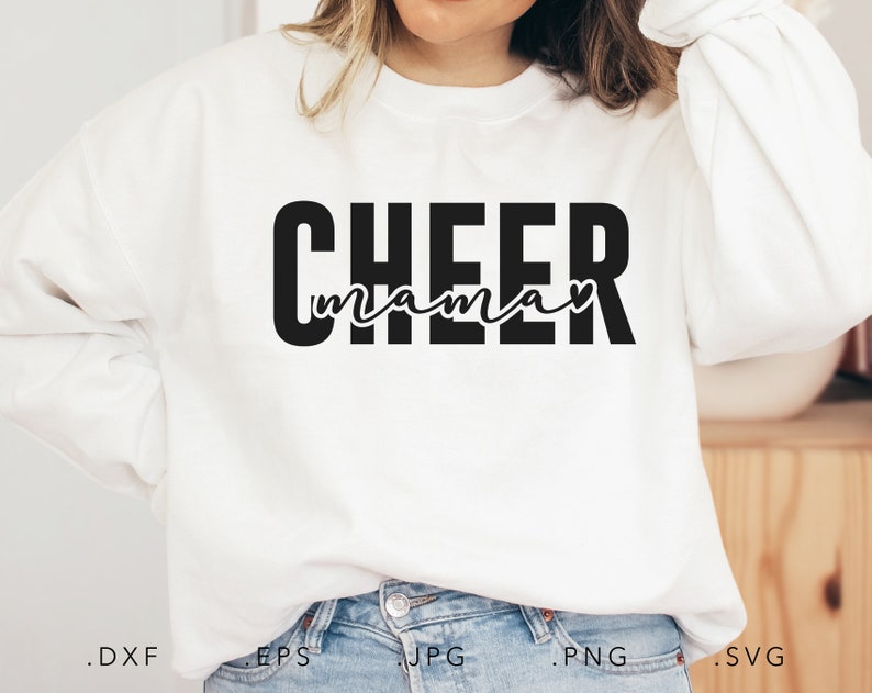 Op de afbeelding: Wit sweatshirt met zwarte tekst die "CHEER mama" met een hartje leest.