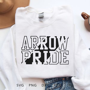 Op de afbeelding: Wit sweatshirt met zwarte tekst die "ARROW PRIDE" in een vetgedrukt, blokkerig lettertype leest.