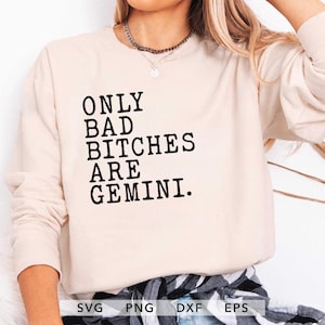 Op de afbeelding: Een crèmekleurige sweatshirt met lange mouwen. De voorkant van de trui heeft de tekst "ONLY BAD BITCHES ARE GEMINI" in vette, zwarte letters. De trui is een casual stijl.