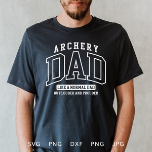 Puede incluir: Una camiseta azul oscuro con texto blanco que dice "Archery Dad Like a Normal Dad But Louder and Prouder".